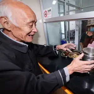 聚焦银发经济提供老年助餐居家助老服务,政府企业这样做