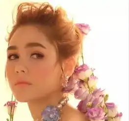 拥有和神仙姐姐同框也不输的美貌,大学毕业照神似翻版沈佳宜