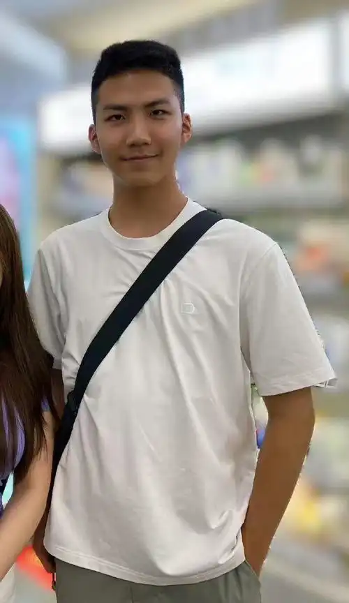 胡军15岁儿子被偶遇,又高又壮,妥妥的小帅哥