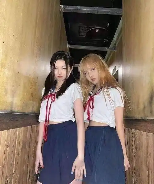 李嫣真着急长大,穿350鞋打扮似大人,扎韩系发型太有艺术家气质