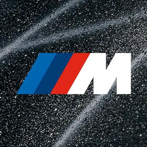 采用扁平化设计宝马发布全新logo样式