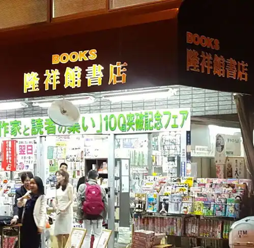 大阪这间只有42平米的街角小书店,书卖得比著名大书店还好