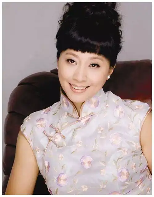 她是春晚笑星,因老公突然去世销声匿迹,现再婚女儿已12岁