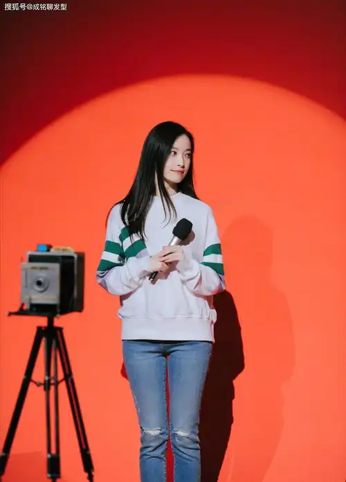 倪妮晒素颜自拍牛仔外套配t恤元气满满,茶色墨镜凸显少女心
