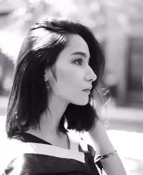 吴天逸爆杨幂签一名新疆女孩三国语言样貌出众