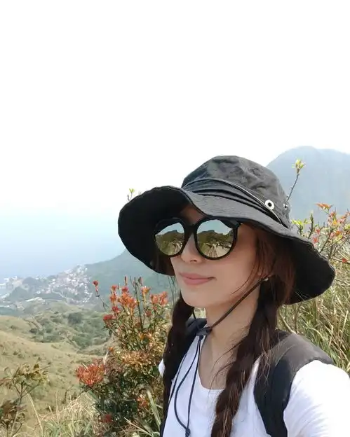 组图田馥甄周末爬山踏青扎双麻花辫戴墨镜自拍笑容甜美