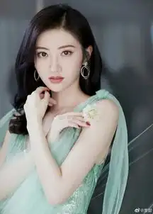 景甜穿薄纱深v长裙妆容干净清新感扑面而来