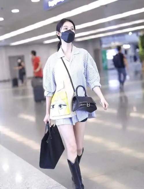 被张俪气质个a到,穿运动外套搭配短裤大秀身材,女生看了也羡慕