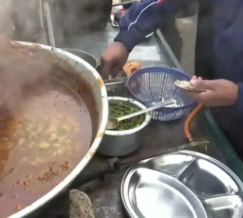 印度街头的丰盛早餐,玉米巧克力加土豆泥,就是油饼个头太大