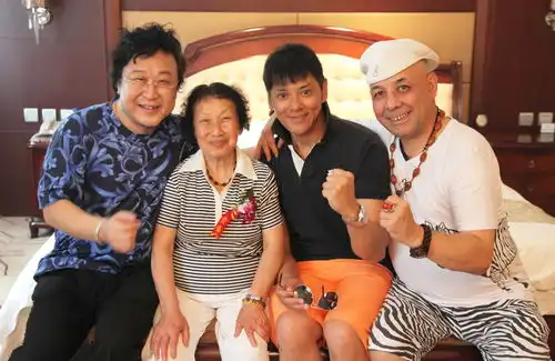 著名词作家张俊以太孝顺陪伴老娘精彩图片暖热人心