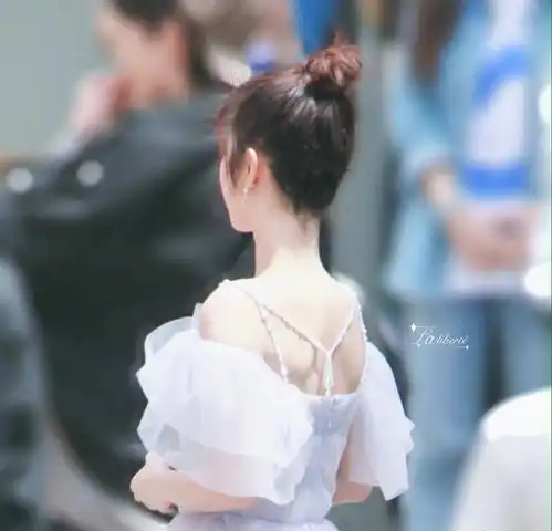 杨紫新综罕见拿女主剧本穿可爱礼服比baby还高调,变公主超美