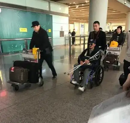 吴京为拍新戏摔断腿,养病期间长胖成王刚,网友战狼3还拍吗