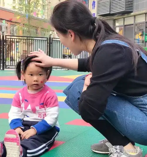 现在开学一个多月,很多小朋友不适应幼儿园的生活,每天哭着来上幼儿园假如你是幼儿园的老师,你会怎么办