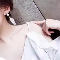 性感锁骨部位女生头像喜欢你不是情话是心里话