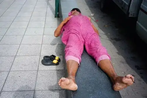 达米安克洛巴克丨诙谐荒诞的街头摄影