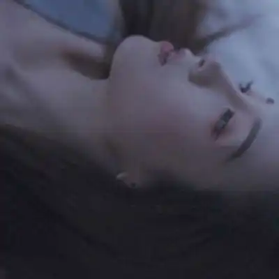 意境女头像,伤感仰望着天空发呆的