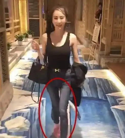 水果西施终于被拍到了全身,当镜头下移到她的腿,网友告辞了