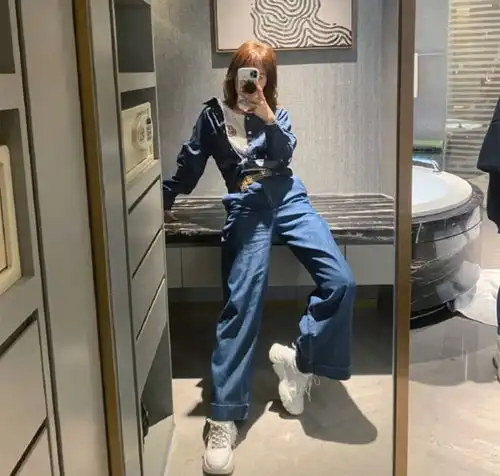 对镜自拍穿搭时髦有型,一到机场就翻车吴昕变照骗时尚博主