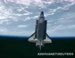 发现号脱离国际空间站返航宇航员互拥道别
