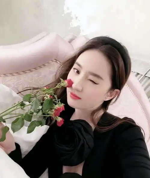 刘亦菲清库存,哪个女生不爱自拍