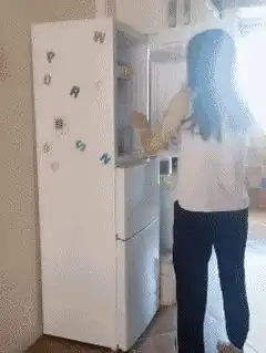 妹子,你是认真的吗,怎么自拍都不选选地方,想秀身材的吧,无语