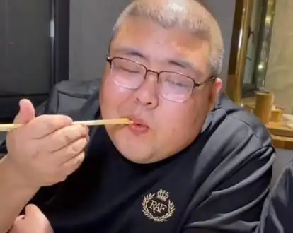 泡泡龙生前最惨直播,被三位好友倒灌花生油,拿命去换流量不可取