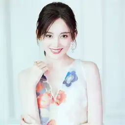 小白鞋怕踩脏黑色帆布鞋已是女星的小宝贝