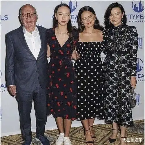 邓文迪女儿穿黑色紧身裙晒绝美照,胸前戴超大银饰,曲线完美好身材展露无遗