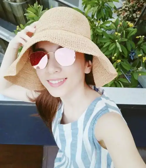 she同框出游,穿黑色冲锋衣配墨镜稳站c位,笑容甜美十足