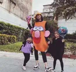 贾静雯晒女儿生活照,对着镜头嘟嘴萌态十足,继承了妈妈的高颜值