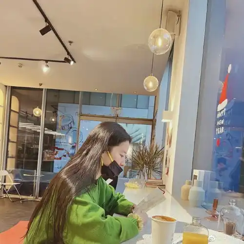 刘亦菲咖啡店看书惬意穿绿毛衣长发披肩显温柔