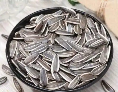 又一中国零食走红国外,看到外国人的吃法后,能让人笑出鼻涕泡