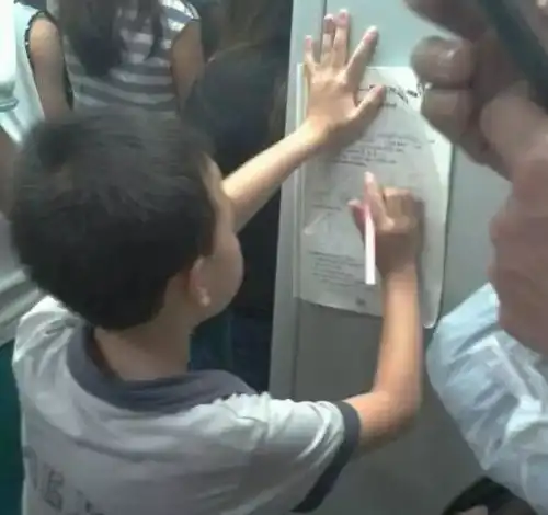 哈哈哈哈哈,孩子哭的不行,妈妈却边录边笑
