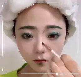 女生化了款全绿色妆容后,居然像是变了一个人,网友不合适