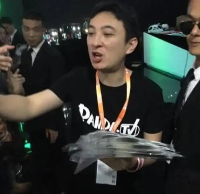 王思聪再撕大佬,对方没有反应,网友又踢到铁板上了