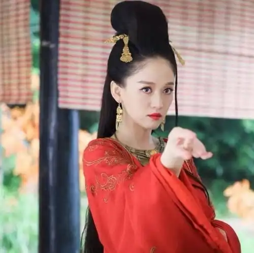 又一女星因要价太高惨遭换角,将被大佬封杀,网友多学学卢靖姗