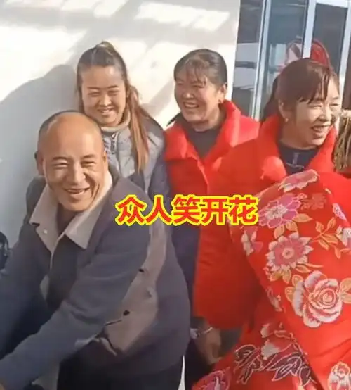 新娘为拿红包,当众亲口喂喜公公吃糖,网友这新娘实在太虎了