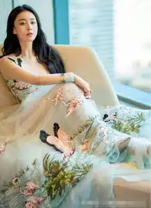 张馨予要结婚了婚纱照被曝光仙气十足,网友美的不舍眨眼睛