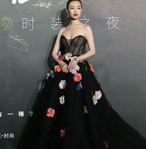 倪妮抹胸纱裙,演绎风情万种,展露肩颈简直勾魂,也就她能驾驭