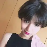 穿黄颜色衣服坐下的女短发手机头像