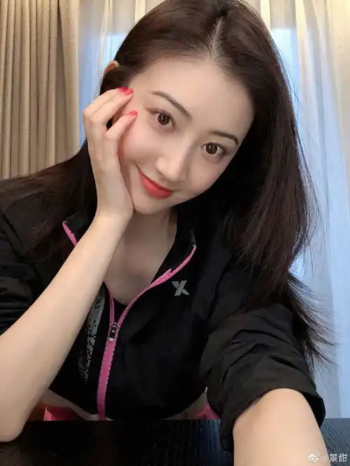 景甜宅家运动体态优美轻盈落地窗前弯腰拉伸纤腿超抢镜