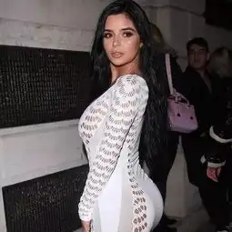 从害羞邻家女孩到性感辣妹是什么让她走上网红路
