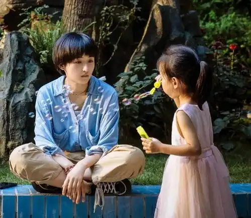 张子枫实力受好评,中性风简约大气,甜美妹妹变身帅气姐姐