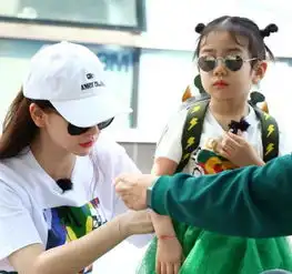 戚薇女儿lucky分享零食给陈凯歌儿子陈飞宇,网友这对cp我站了