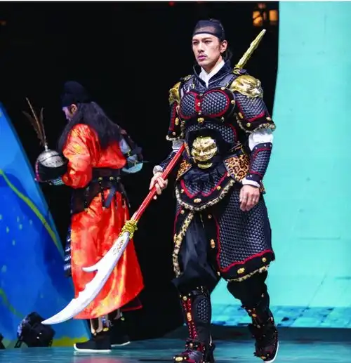 中国男人的终极浪漫威武阳刚甲胄男团登上t台