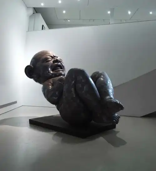 清华美院教授,自费百万,藏在沙漠造15米巨婴,一举成为打卡地标雕塑婴孩创作