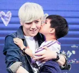 男神抱娃薛之谦啃孩子,吴亦凡爸爸力max,最后一个最暖