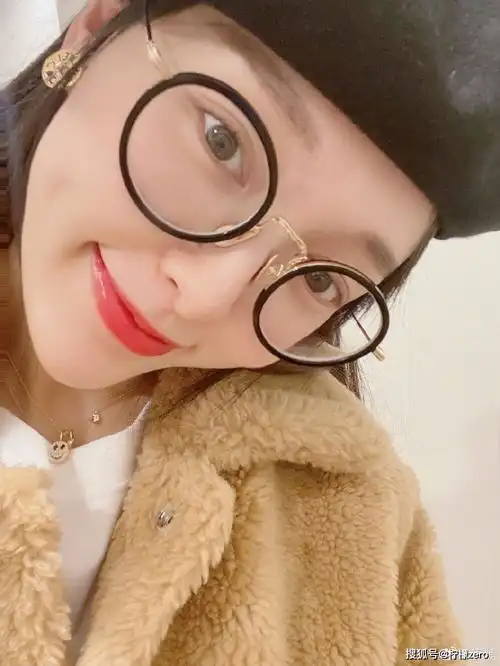 孕妈唐嫣对镜摆pose甜美可爱皮肤状态超级好