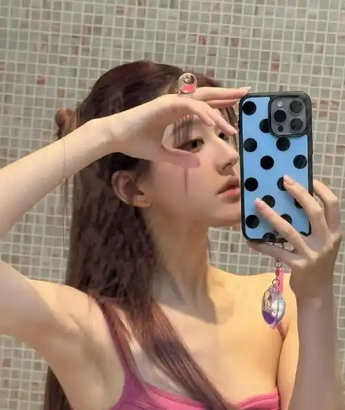 赵露思分享睡前自拍美照穿玫红色吊带秀迷人锁骨
