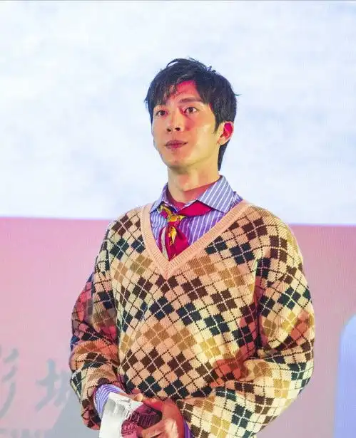 井柏然还挺有少年感的,私下穿一件彩色麻花毛衣,看着也就18岁